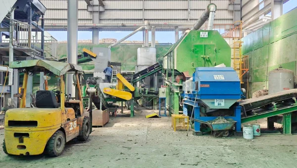 定製四軸破碎機在台灣汽車內飾SRF替代燃料生產線的應用實踐